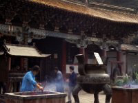 China 1988 wierookstokjes bij een Boeddhistische tempel opsteken