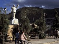 China 1988 Lijiang centre - waar Mao nog steeds op zijn voetstuk staat...