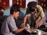 China 1988 duits stel wordt beroofd maar de politie haalt het geld terug, lokale tv erbij (eerste beroofde toeristen in..)