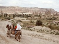 Turkije 1989 A Turkish family dash along a dusty track in a wooden cart, Göreme