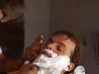 Turkije 1989 Frank gets a shave, Dogubayazit