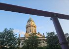 Gendarmenmarkt Duitse Dom met roze pijpleiding voor afvoer grondwater