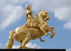 Beroemd verguld beeld van koning August II, die verkleed als een Romeinse keizer op een paard zit.