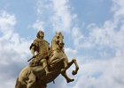 Beroemd verguld beeld van koning August II, die verkleed als een Romeinse keizer op een paard zit.