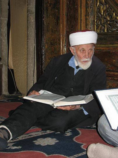 amg_1931.jpg - oude man in Tirana, in Et'hem Bey moskee