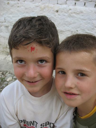 amg_2106.jpg - jongens aanhanger van trots op Albanie in Berat