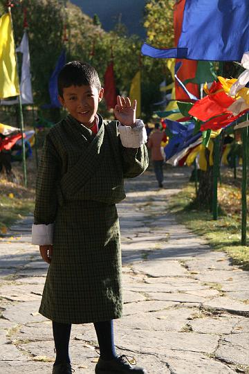 20081103-124bhutan.jpg - tot ziens! jongen in park van paro bij nationaal museum