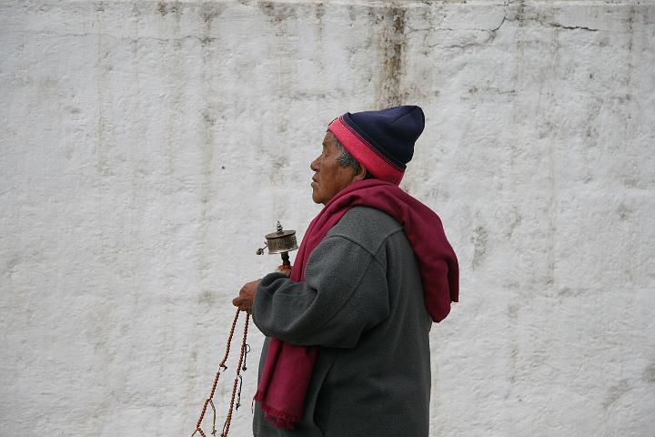 20081105-009bhutan.jpg - oudere vrouw doet de kora