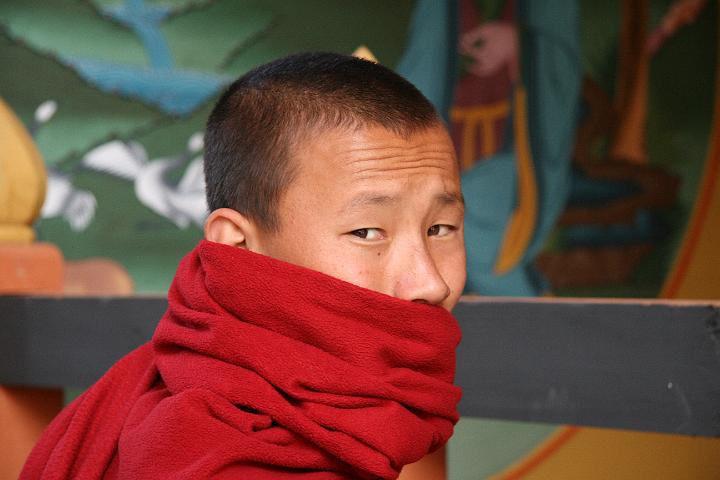 20081105-108bhutan.jpg - monnik bij dzong in thimpu