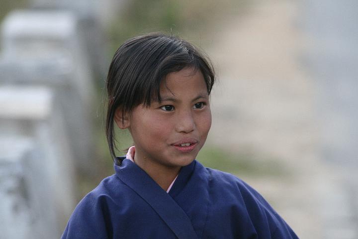 20081105-141bhutan.jpg - voetballend meisje