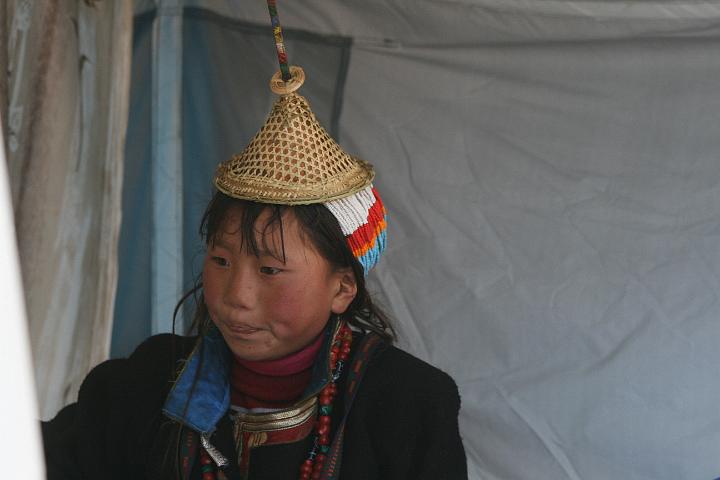 20081105-551bhutan.jpg - meisje in thimpu met traditionele hoed