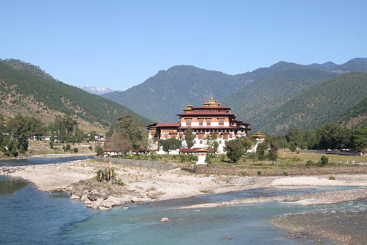 20081106-029bhutan.jpg - Punaka dzong staat op een eiland precies op het punt waar de Vader- en de Moederrivier samenvloeien