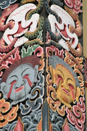 20081106-164bhutan.jpg - detail van houtwerk in dzong