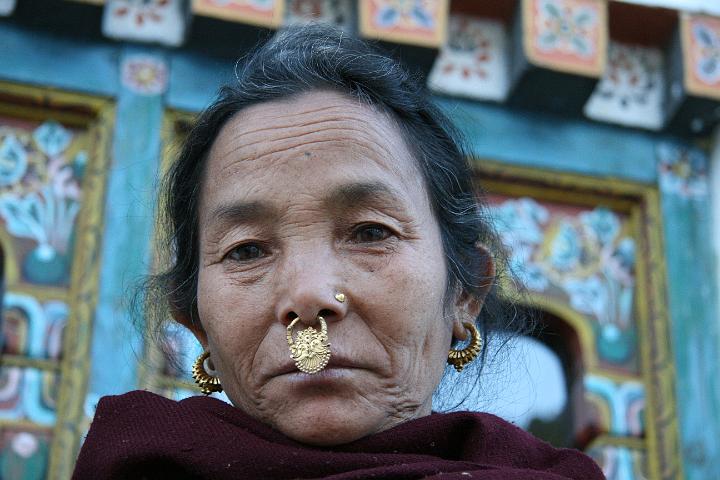 20081107-300bhutan.jpg - traditionele vrouw in trongsa