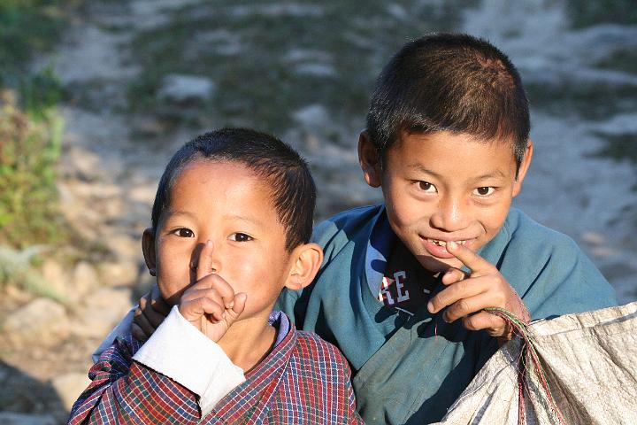 20081111-137bhutan.jpg - vrolijke schoolkinderen