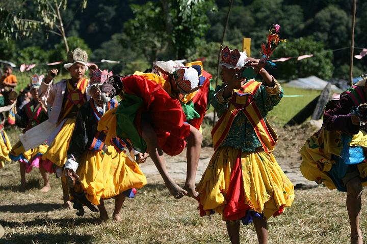 20081111-224bhutan.jpg - schoolkinderen doen traditionele dans