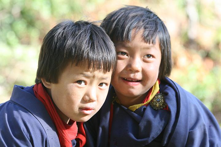 20081113-564bhutan.jpg - Schoolmeisjes in de omgeving van Jangbi