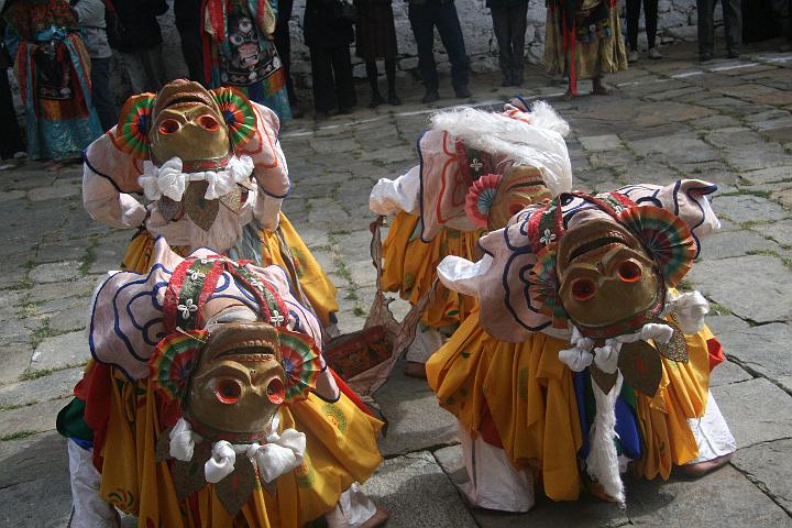 20081115-052bhutan.jpg - Black Hats dans (Shanag) tijdens het Prakhar festival in de Bumthang vallei