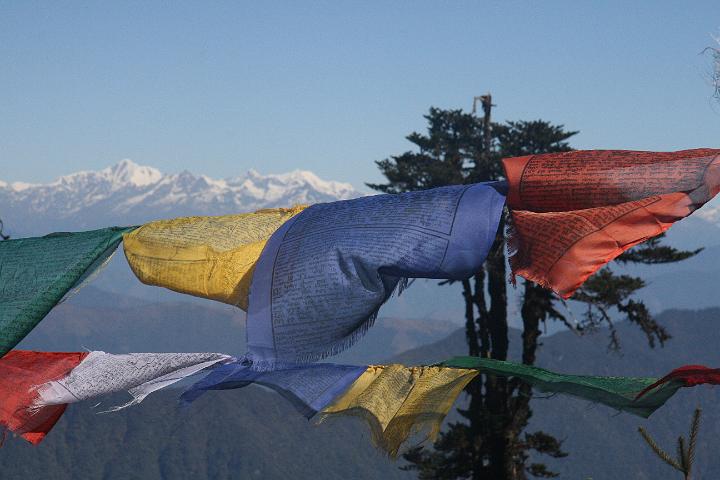 20081117-025bhutan.jpg - gebedsvlaggen met uitzicht op himalaya, tussen Jakhar en Mongar