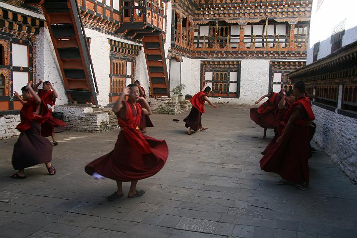 20081118-042bhutan.jpg - dansoefeninngen voor het Mongar festival