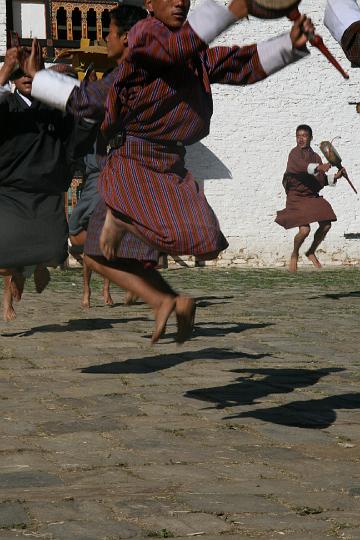 20081118-055bhutan.jpg - dansoefeninngen voor het Mongar festival