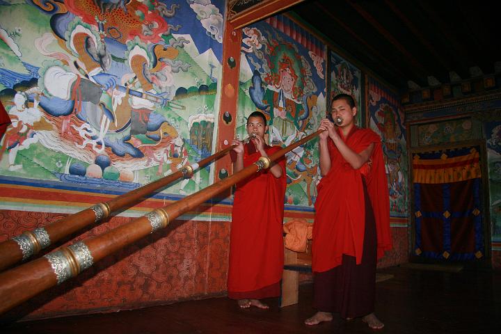 20081118-081bhutan.jpg - blaasoefeningen voor het Mongar festival