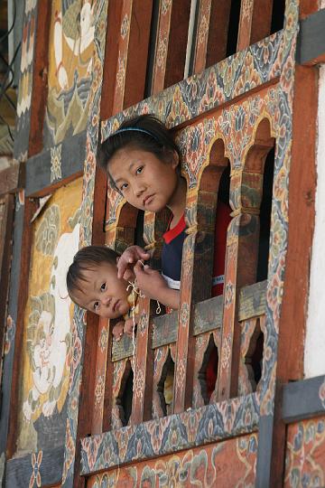 20081119-043bhutan.jpg - kinderen in dorpje