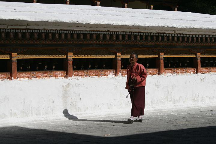 20081119-075bhutan.jpg - monnik bij Chorten Kora