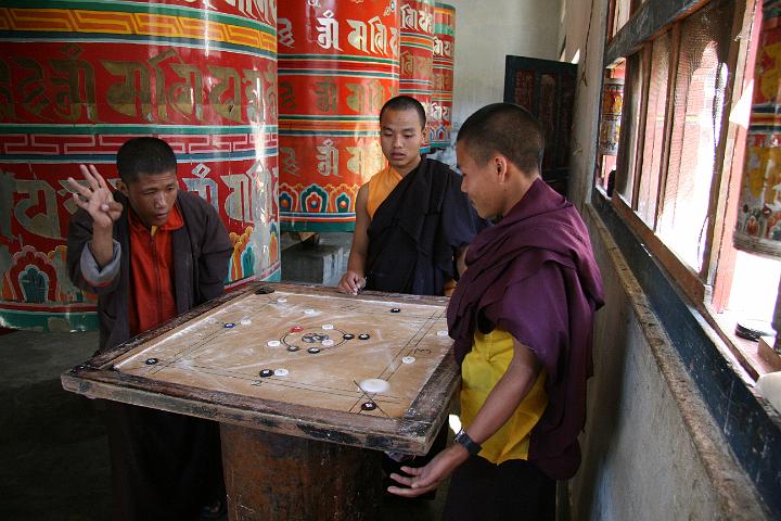 20081120-048bhutan.jpg - spelende monniken in Tashi Yangtse