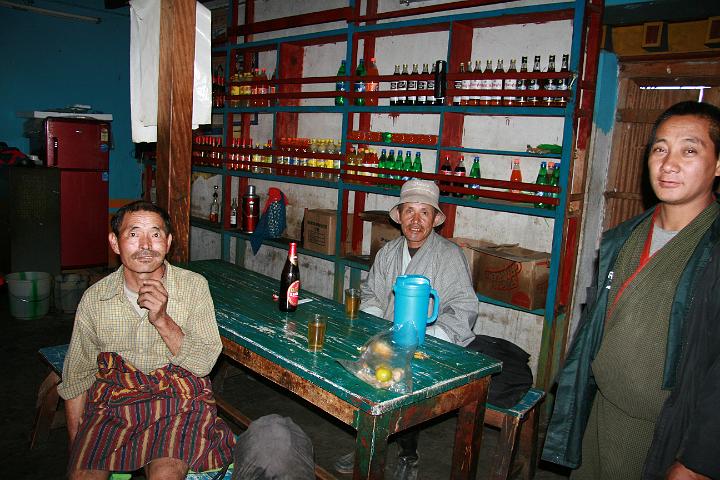 20081120-086bhutan.jpg - lokale bar in Trashi Yangtse