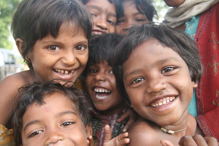 20081122-045bhutan.jpg - kinderen net over de grens in India