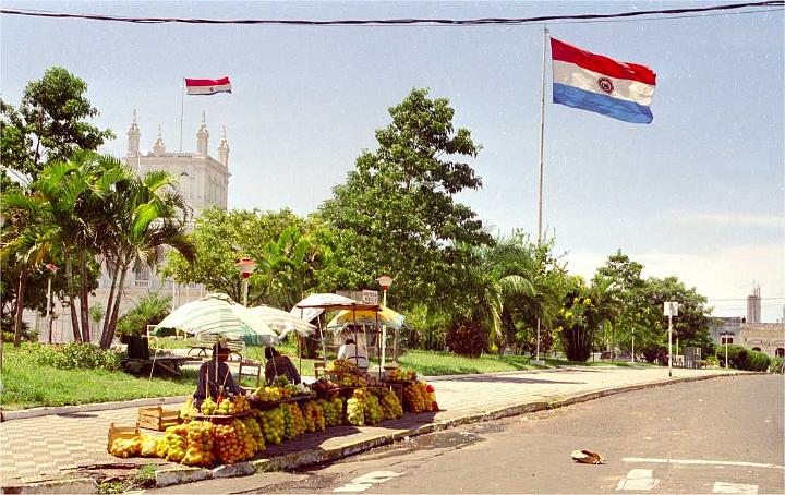 0329.jpg - Paraguay, Asuncion, fruit stall and in the back the National Palace, Asuncion, it wasn't allowed to take pictures of this palace during Stroesner's reign