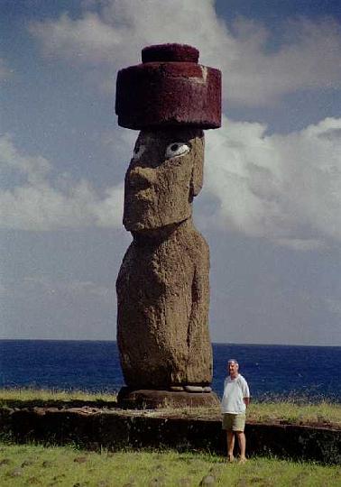 1418.jpg - Easter island, Tahai, aku with pukao (topknot) with ancestor?