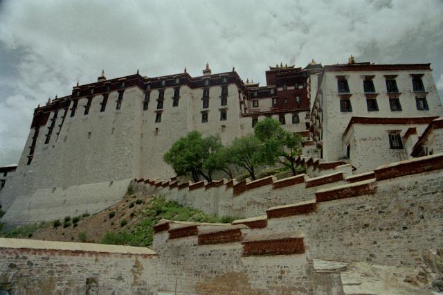 4113.jpg - Tibet, Lhasa Potala palace the home of the Dalai Lama's. Lhasa is around 3600 meter above sealevel. The palace is 117 meter high.