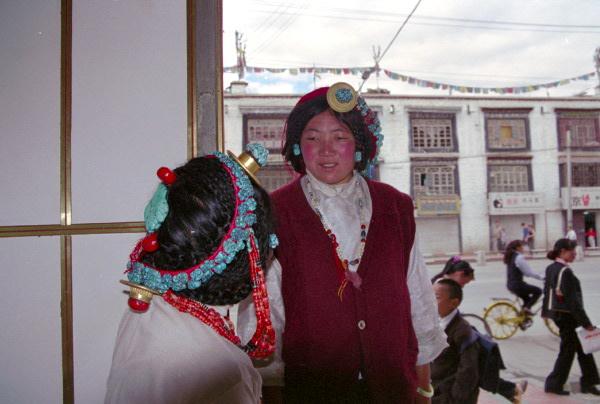 4308.jpg - Tibet, Lhasa, tibetan quarter 
women with nice hair decorations
