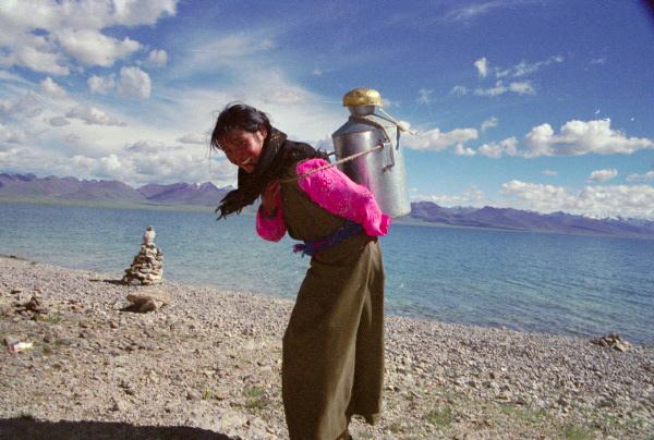 4316.jpg - Tibet, Nam Tso lake,
getting water at Nam Tso lake 
she had to get water for everyone, the only water comes from the lake 
