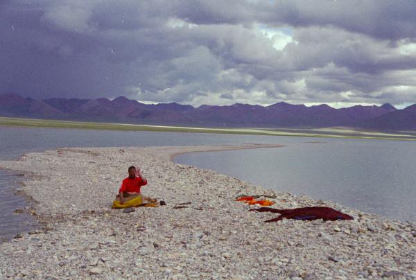 4318.jpg - Tibet, Nam Tso lake,  
greeting monk 
