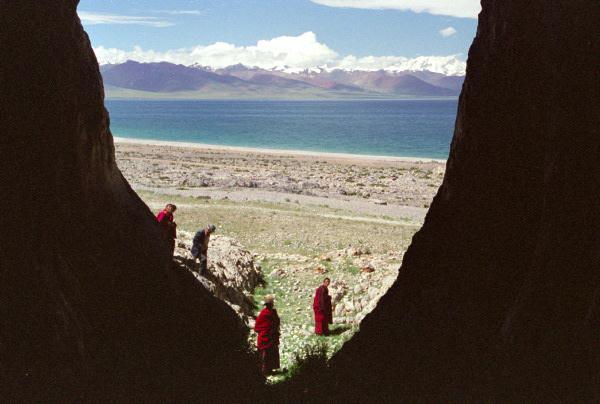 4326.jpg - monks doing the kora.