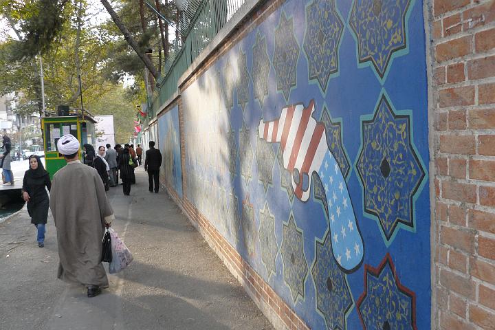 P1010809.JPG - Tehran, voormalig amerikaanse ambassade, US den of espionage