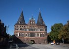 De Holstentor is een van de twee overgebleven toegangspoorten tot de Duitse hanzestad Lübeck. Dit laat-gotische bouwwerk bestaat uit twee torens met een toegangspoort ertussen en werd in de 15e eeuw gebouwd. Het is een voorbeeld van de Noord-Europese baksteengotiek.