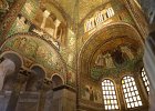 Ravenna, Basiliek Van San Vitale, uit 6e eeuw, rechts Apsis mozaïek, links offer van Abraham - right Apse mosaic, left Sacrifice of Isaac