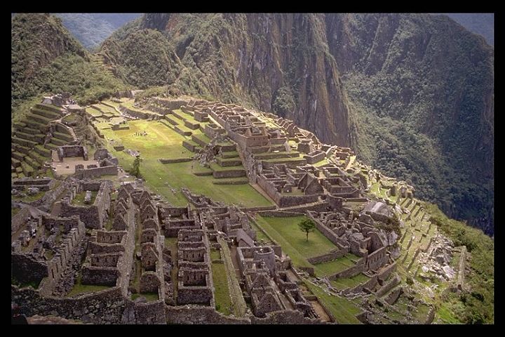 peru04.jpg - Peru, Machu Pichu The ruins sit at 2400 meters, it was probably built by Pachacuti Inca as a royal estate and religious retreat in 1460-70. 