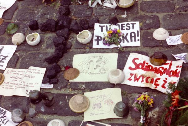 0308.jpg - Poland, Warschau, 1984, Solidarity on the street showing Hitler and Stalin as friends