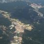 vlucht van Paramaribo naar Awarradam, de jungle aangetast door goudzoekers en mijnbouw