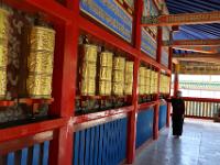 Labrang monastery - klooster, Tijdens kora wordt Om mani padme hum gepreveld.