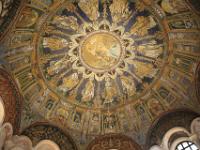 Ravenna, Baptisterium van de orthodoxen, centraal Johannes de Doper die Jezus doopt