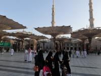 Medina, de Moskee van de Profeet met zonneschermen. Al-Masjid an-Nabawi (Arabic: المسجد النبوي, lit. 'The Prophetic Mosque'), known in English as the Prophet's Mosque.